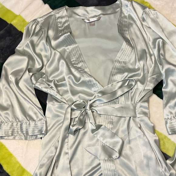Victoria's Secret Silver Satin Robe and Nightgown Set - Picture 12 of 13